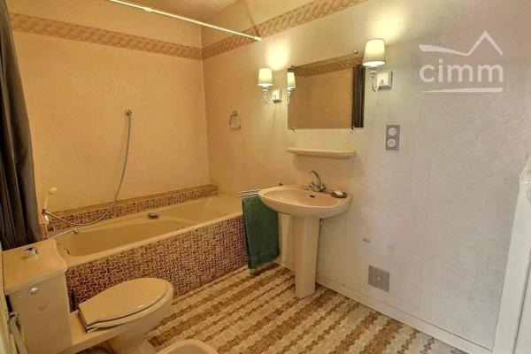 Au cœur de BAR LE DUC, je vous invite à découvrir cette charmante maison de ville authentique rénovée en partie.