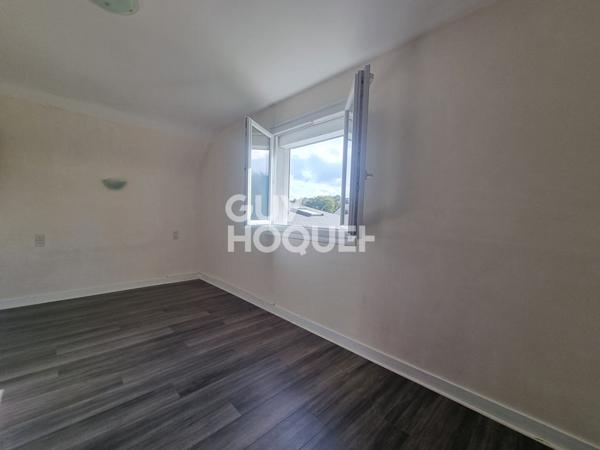 LARRE : ensemble de 2 maisons sur grand jardin en centre bourg