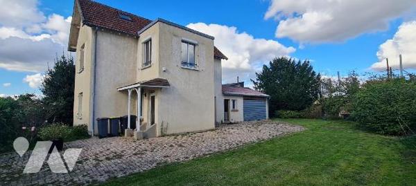 A LA ROCHETTE (77000), venez visiter cette maison d'env. 141m² habitable élevée sur cave en par...