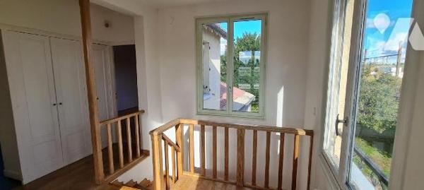 A LA ROCHETTE (77000), venez visiter cette maison d'env. 141m² habitable élevée sur cave en par...