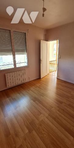 A LA ROCHETTE (77000), venez visiter cette maison d'env. 141m² habitable élevée sur cave en par...