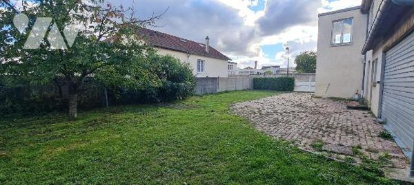 A LA ROCHETTE (77000), venez visiter cette maison d'env. 141m² habitable élevée sur cave en par...