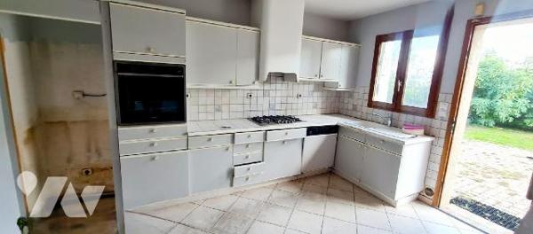 A LA ROCHETTE (77000), venez visiter cette maison d'env. 141m² habitable élevée sur cave en par...