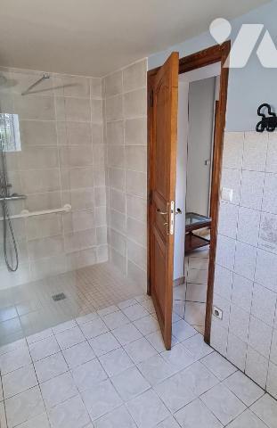 A LA ROCHETTE (77000), venez visiter cette maison d'env. 141m² habitable élevée sur cave en par...