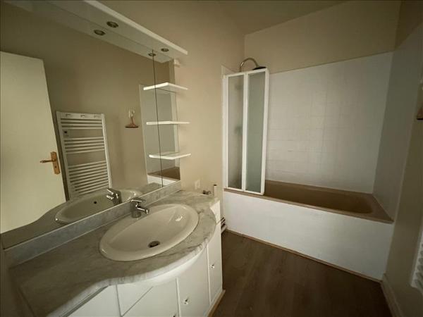 Appartement à louer 634 € CC BAGNERES DE BIGORRE 3 p 75 m² DPE E