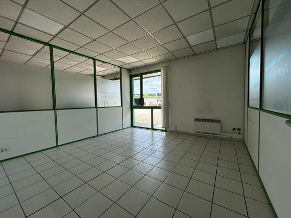 Bureaux à louer à Cadaujac plateau de 300 m² de plain pied avec parkings