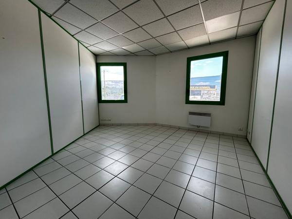 Bureaux à louer à Cadaujac plateau de 300 m² de plain pied avec parkings