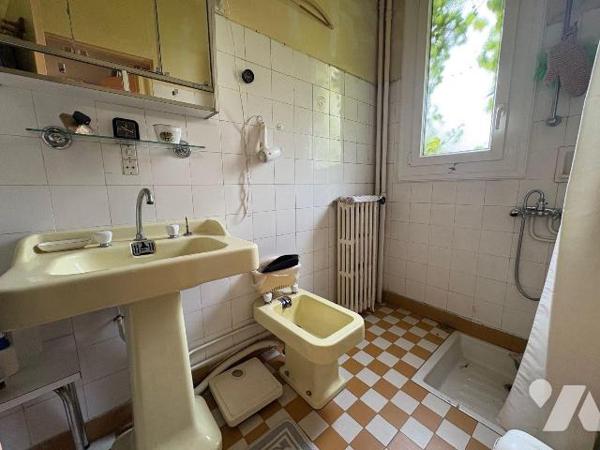 Une maison d'habitation sur sous-sol, située 25 rue Danton à SALBRIS (41300), d'une superficie ...