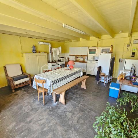 🏡 Située à SURZUR, dans un environnement privilégié et verdoyant, venez découvrir cette belle longère en pierres et sa grande dépendance à rénover.
Vous pourrez adapter votre projet sur mesure sur cette belle parcelle de 1200².
Cet ensemble se compose d’une longère en pierre avec un potentiel aux alentours des 150 m² habitables après travaux et d’une dépendance de 100m².

📍 Les atouts :
✔ Belle longère en pierres 
✔ Environnement privilégié
✔ Gros potentiel

Une opportunité rare sur SURZUR pour un projet de vie.
À visiter sans tarder !