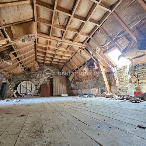 🏡 Située à SURZUR, dans un environnement privilégié et verdoyant, venez découvrir cette belle longère en pierres et sa grande dépendance à rénover.
Vous pourrez adapter votre projet sur mesure sur cette belle parcelle de 1200².
Cet ensemble se compose d’une longère en pierre avec un potentiel aux alentours des 150 m² habitables après travaux et d’une dépendance de 100m².

📍 Les atouts :
✔ Belle longère en pierres 
✔ Environnement privilégié
✔ Gros potentiel

Une opportunité rare sur SURZUR pour un projet de vie.
À visiter sans tarder !