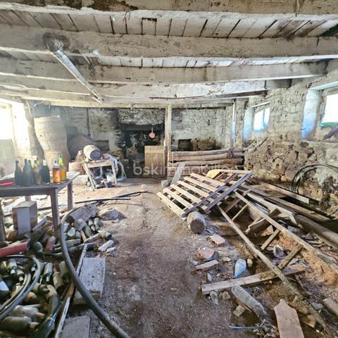 🏡 Située à SURZUR, dans un environnement privilégié et verdoyant, venez découvrir cette belle longère en pierres et sa grande dépendance à rénover.
Vous pourrez adapter votre projet sur mesure sur cette belle parcelle de 1200².
Cet ensemble se compose d’une longère en pierre avec un potentiel aux alentours des 150 m² habitables après travaux et d’une dépendance de 100m².

📍 Les atouts :
✔ Belle longère en pierres 
✔ Environnement privilégié
✔ Gros potentiel

Une opportunité rare sur SURZUR pour un projet de vie.
À visiter sans tarder !