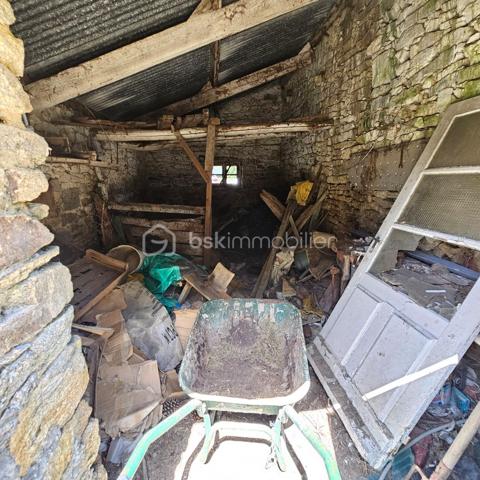 🏡 Située à SURZUR, dans un environnement privilégié et verdoyant, venez découvrir cette belle longère en pierres et sa grande dépendance à rénover.
Vous pourrez adapter votre projet sur mesure sur cette belle parcelle de 1200².
Cet ensemble se compose d’une longère en pierre avec un potentiel aux alentours des 150 m² habitables après travaux et d’une dépendance de 100m².

📍 Les atouts :
✔ Belle longère en pierres 
✔ Environnement privilégié
✔ Gros potentiel

Une opportunité rare sur SURZUR pour un projet de vie.
À visiter sans tarder !