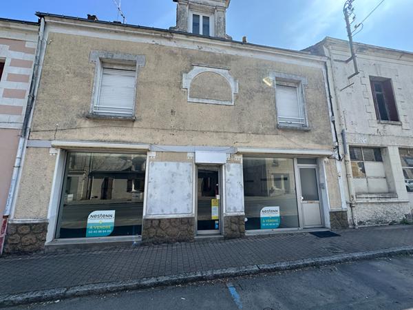 Immeuble à vendre avec deux appartements et un local commercial dans le bourg de VARADES.