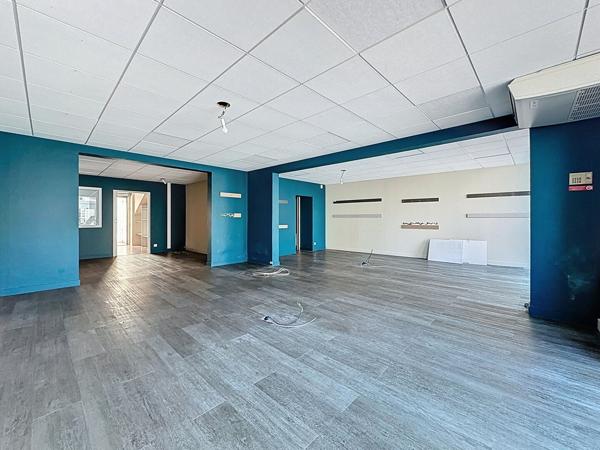 Immeuble à vendre avec deux appartements et un local commercial dans le bourg de VARADES.