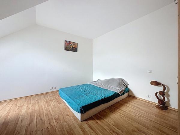 Immeuble à vendre avec deux appartements et un local commercial dans le bourg de VARADES.