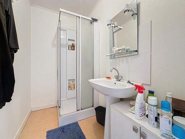 Immeuble à vendre avec deux appartements et un local commercial dans le bourg de VARADES.