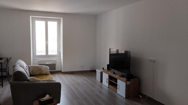 Immeuble à vendre avec deux appartements et un local commercial dans le bourg de VARADES.