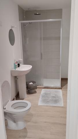 Immeuble à vendre avec deux appartements et un local commercial dans le bourg de VARADES.