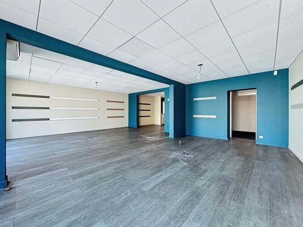 Immeuble à vendre avec deux appartements et un local commercial dans le bourg de VARADES.