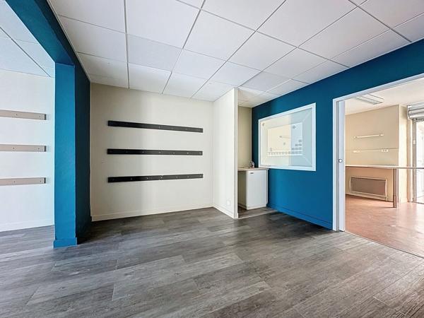 Immeuble à vendre avec deux appartements et un local commercial dans le bourg de VARADES.