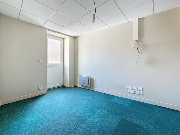 Immeuble à vendre avec deux appartements et un local commercial dans le bourg de VARADES.