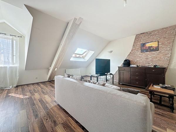 Immeuble à vendre avec deux appartements et un local commercial dans le bourg de VARADES.
