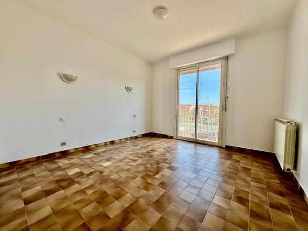 Appartement T4 rénové terrasse et garage, libre immédiatement