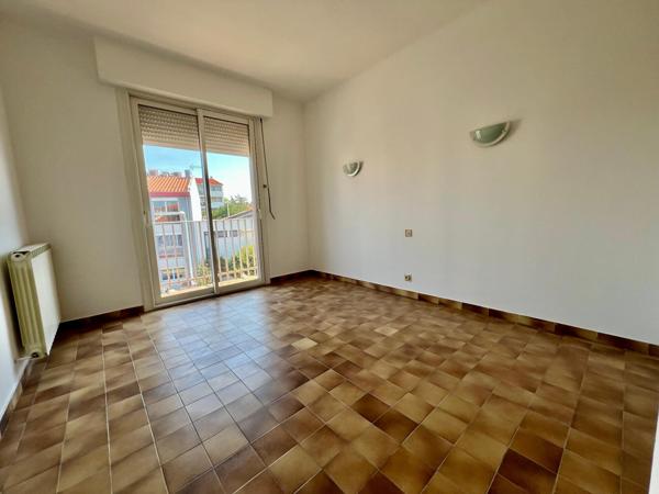 Appartement T4 rénové terrasse et garage, libre immédiatement