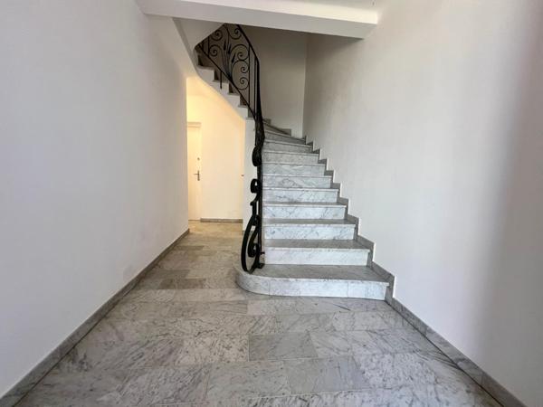 Appartement T4 rénové terrasse et garage, libre immédiatement