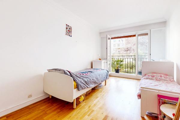 Un beau 4 pièces de 112m2 traversant sur jardin avec cave, parking et gardien