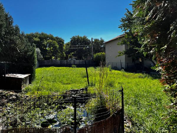 Atelier sur terrain constructible en zone urbaine, avec creation d'appartements.