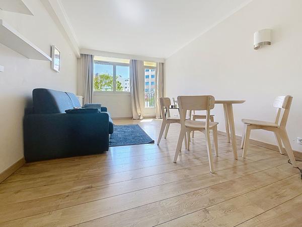 Issy Les Moulineaux-La Ferme 3 pièces 56m2 balcon traversant