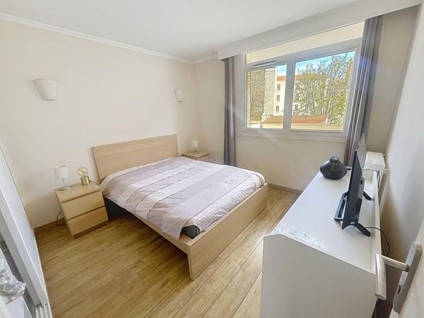 Issy Les Moulineaux-La Ferme 3 pièces 56m2 balcon traversant