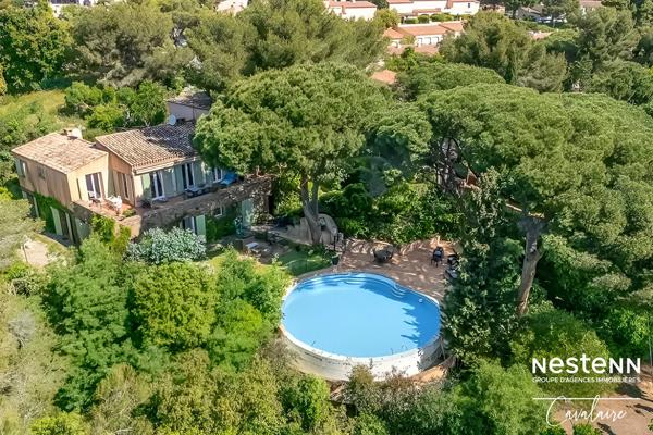 Villa Provencale avec piscine a debordement, dependances et apercu mer a Cavalaire-sur-Mer !