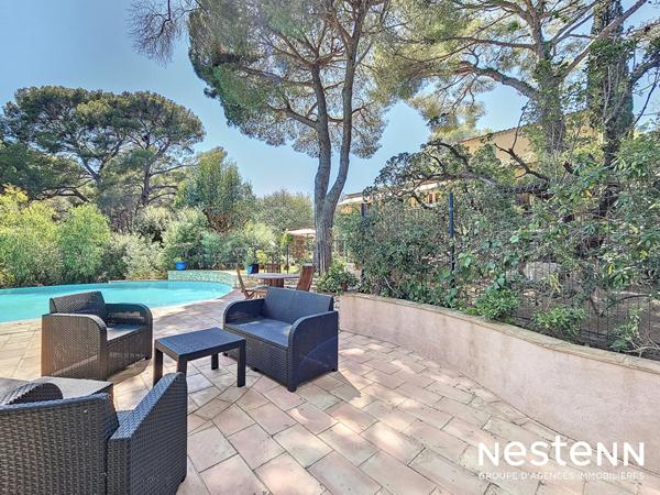 Villa Provencale avec piscine a debordement, dependances et apercu mer a Cavalaire-sur-Mer !