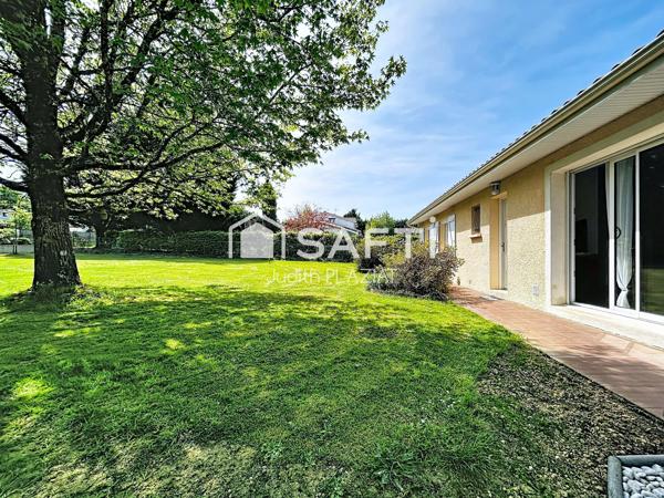 Maison de plain-pied à vendre – Sadirac (33670) – 3 chambres + bureau – Piscine – 2 garages – Terrain 2 700 m²