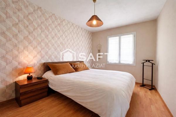 Maison de plain-pied à vendre – Sadirac (33670) – 3 chambres + bureau – Piscine – 2 garages – Terrain 2 700 m²