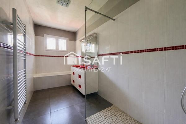 Maison de plain-pied à vendre – Sadirac (33670) – 3 chambres + bureau – Piscine – 2 garages – Terrain 2 700 m²