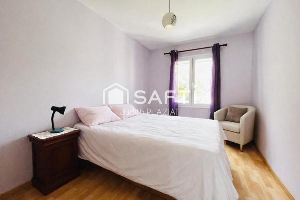Maison de plain-pied à vendre – Sadirac (33670) – 3 chambres + bureau – Piscine – 2 garages – Terrain 2 700 m²
