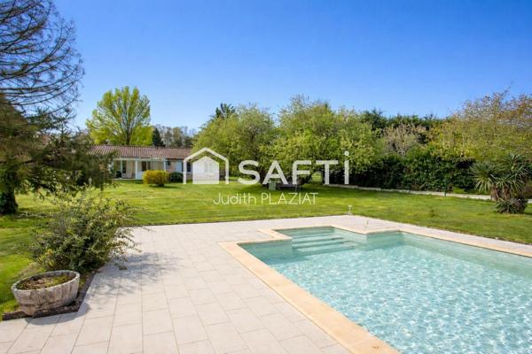 Maison de plain-pied à vendre – Sadirac (33670) – 3 chambres + bureau – Piscine – 2 garages – Terrain 2 700 m²