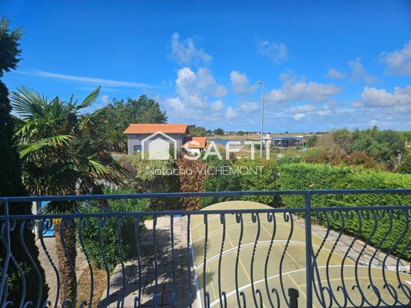 A deux pas de l'ocean, maison atypique de 217m²,5 grandes chambres, piscine et vue sur les marais: une maison aux multiples possibilités