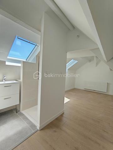 Maison de ville neuve – Type 3 – À deux pas de la gare

Idéalement située à proximité immédiate de la gare, cette maison de ville neuve (2025) offre un cadre moderne et pratique.

Elle se compose au rez-de-chaussée d’un garage et d’un local technique, idéal pour le rangement et le stationnement.
Au premier étage, une belle pièce de vie lumineuse avec une cuisine ouverte équipée d’un îlot central et de son électroménager, ainsi qu’un WC indépendant.
Au deuxième étage, dégagement, une belle chambre avec placard et une salle d’eau avec WC.
Enfin, au troisième étage, une chambre mansardée avec sa salle d’eau privative.

Le confort est assuré grâce à une pompe à chaleur et la production d’eau chaude intégrée. Une petite courette au rez-de-chaussée vient compléter l’ensemble, parfaite pour un coin extérieur agréable.

Une opportunité rare pour qui cherche à combiner modernité, confort et emplacement stratégique à deux pas de la gare !