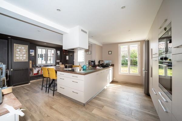 Maison à vendre 232 000 € Laruscade 5 p 198 m² DPE D