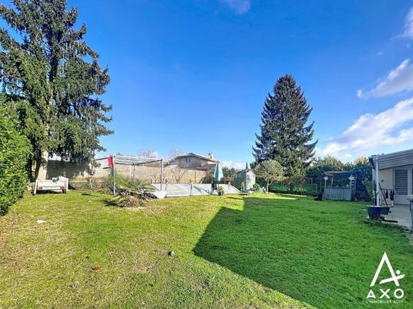 Maison spaciuse de plain pied avec piscine