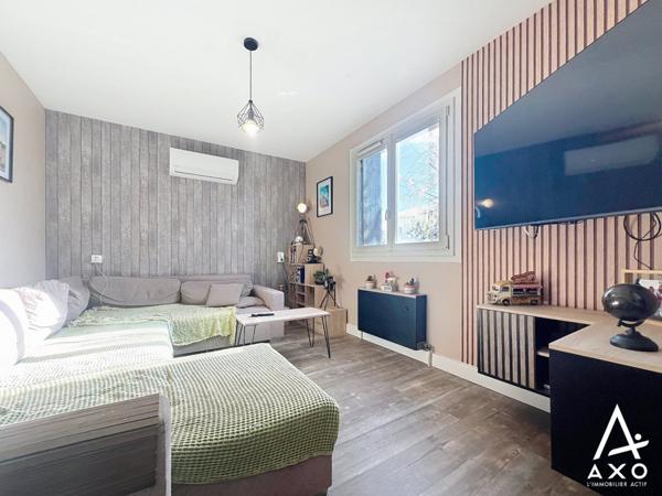 Maison spaciuse de plain pied avec piscine