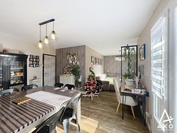 Maison spaciuse de plain pied avec piscine