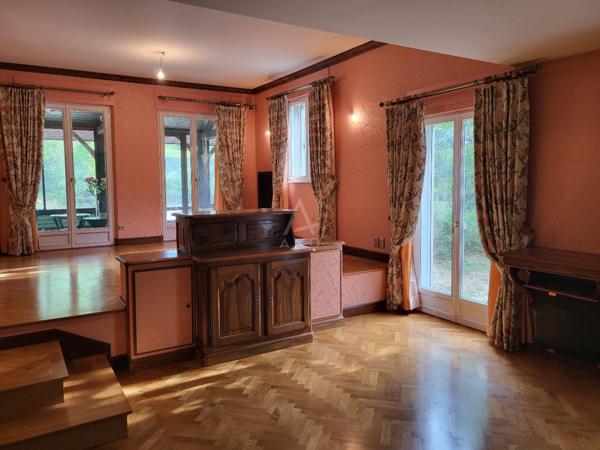 A QUELQUES MINUTES d'EPERNAY et de PIERRY - PAVILLON HAUT DE GAMME sur  1.882 m² avec TERRASSE, BASSIN, CHALET, PARKING INTERIEUR et GARAGE