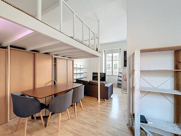 A vendre coeur de Doutre, appartement type 2 vendu meublé ,2ème étage, séjour avec cuisine aménagée, chambre séparée plus mezzanine, chauffage individuel, cave et grenier. Arrêt de tramway Doutre Maine aux pieds de l'immeuble.