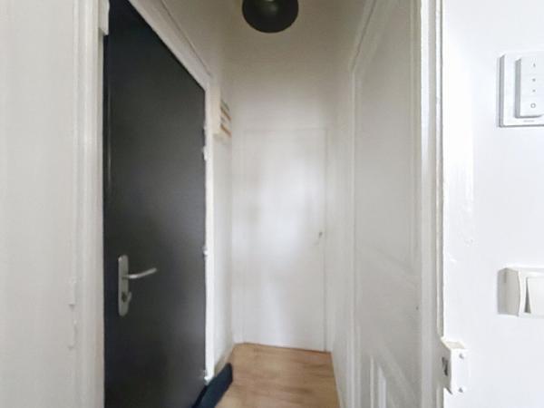 A vendre coeur de Doutre, appartement type 2 vendu meublé ,2ème étage, séjour avec cuisine aménagée, chambre séparée plus mezzanine, chauffage individuel, cave et grenier. Arrêt de tramway Doutre Maine aux pieds de l'immeuble.