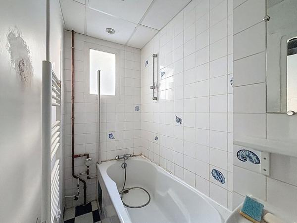 A vendre coeur de Doutre, appartement type 2 vendu meublé ,2ème étage, séjour avec cuisine aménagée, chambre séparée plus mezzanine, chauffage individuel, cave et grenier. Arrêt de tramway Doutre Maine aux pieds de l'immeuble.